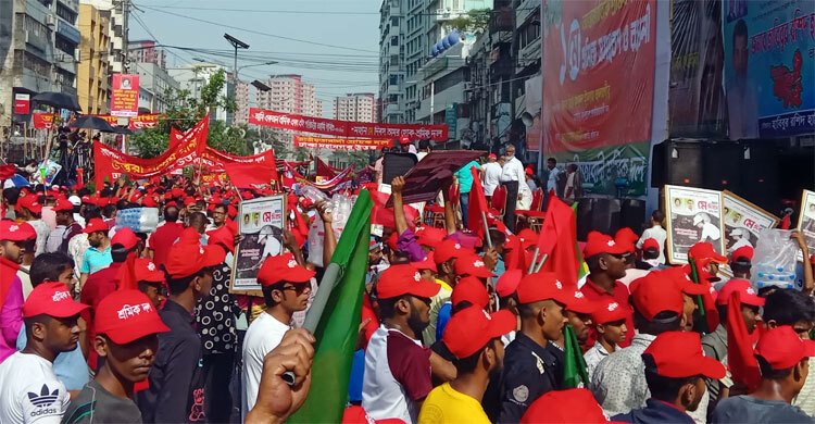  তীব্র গরম উপেক্ষা করে নয়াপল্টনে চলছে শ্রমিক সমাবেশ