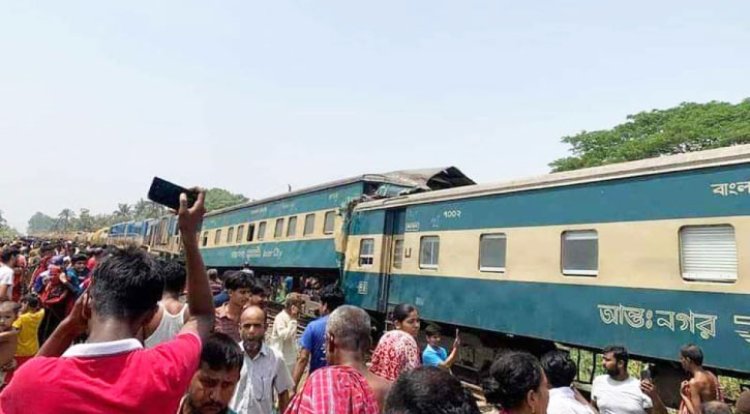 মালবাহী ট্রেনে যাত্রীবাহী ট্রেনের ধাক্কা, ৫ বগি লাইনচ্যুত, আহত  অর্ধশতাধিক