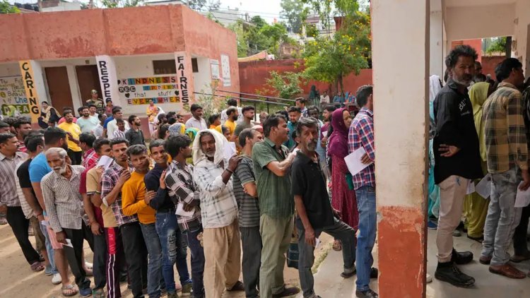    ভারতে লোকসভা নির্বাচন তৃতীয় দফার ভোটে পশ্চিমবঙ্গে অশান্তি, বোমা, মারধর