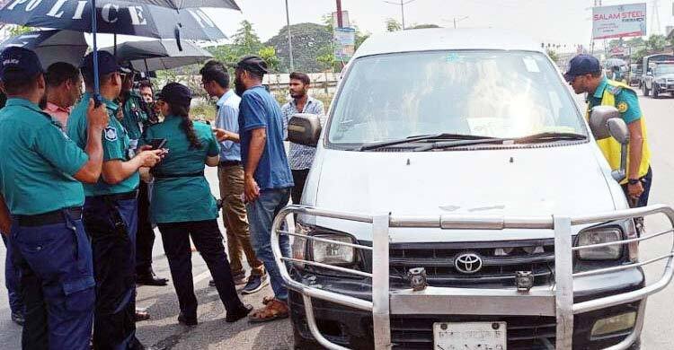  অবৈধ স্টিকার লাগানো যানবাহনের বিরুদ্ধে অভিযান চলবে