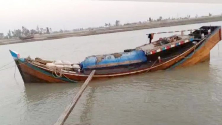 ঝড়ের কবলে পড়ে সাগরে ডুবে গেছে লবণ বোঝাই ১০ ট্রলার 