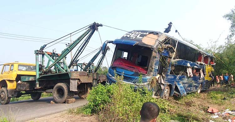 চৌদ্দগ্রামে নিয়ন্ত্রণ হারিয়ে বাস খাদে, নিহত ৫