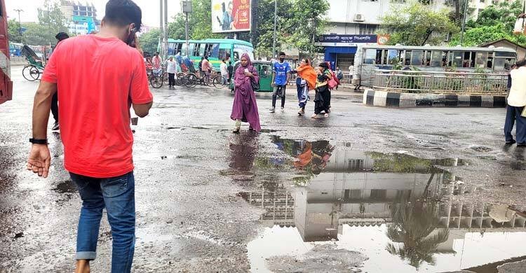  সকালের বৃষ্টিতে কিছুটা স্বস্তি রাজধানীবাসীর