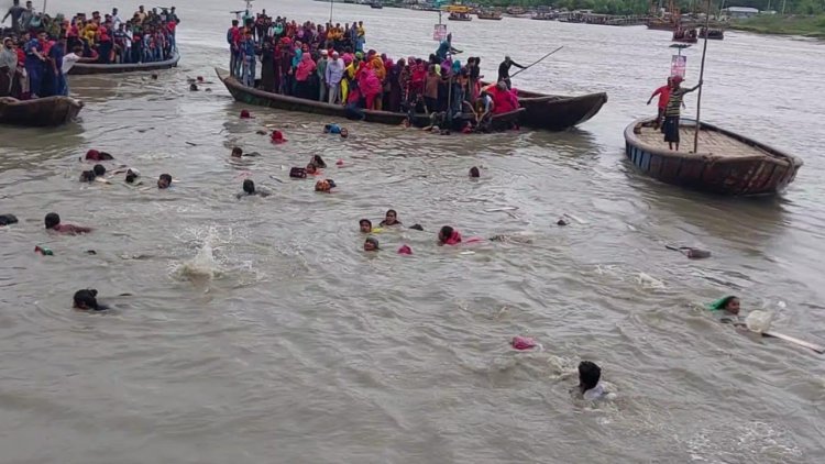 ৬০ জন যাত্রী নিয়ে মোংলায় নৌকাডুবি 