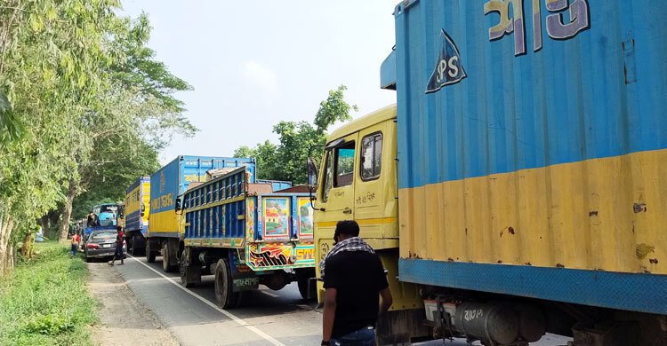  ঢাকা-চট্টগ্রাম মহাসড়কের সীতাকুণ্ডে ২৭ কিমি যানজট