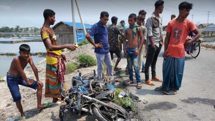 পাইকগাছায় মোটরসাইকেল-ভ্যানের সংঘর্ষে নিহত ৩