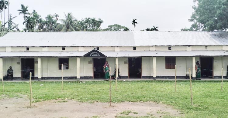 দুই ঘণ্টায় দুই বুথে পড়লো দুই ভোট