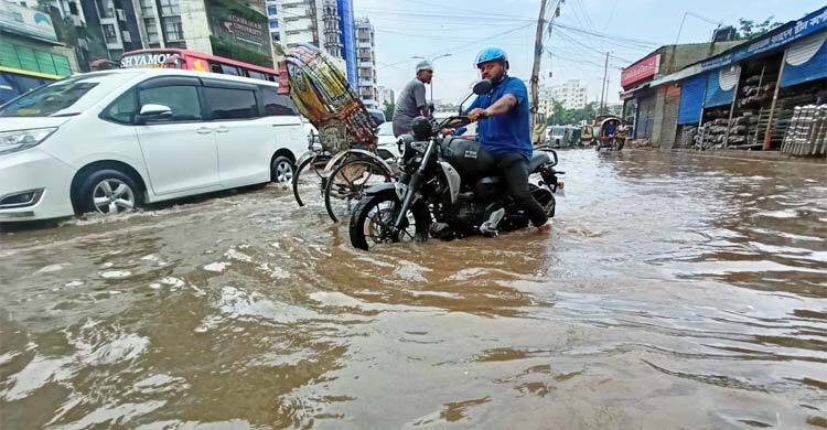  টানা বৃষ্টিতে রাজধানীতে জলাবদ্ধতা, পথে পথে নানা দুর্ভোগ