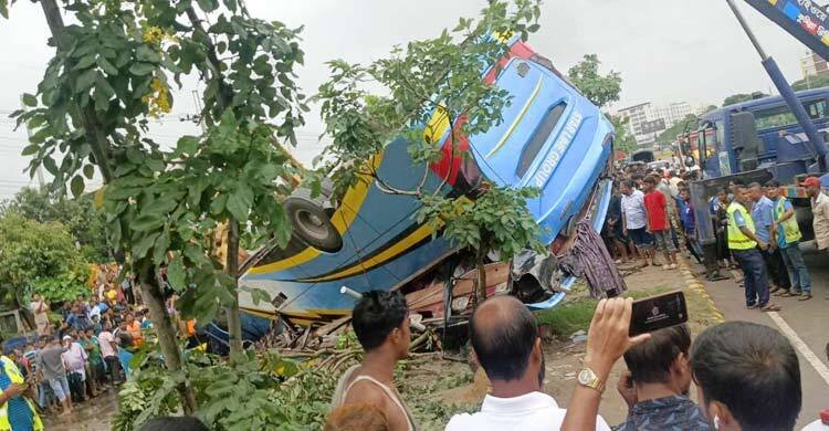  বাস উল্টে নিহত ১, ঢাকা-চট্টগ্রামমুখী লেনে যান চলাচল বন্ধ