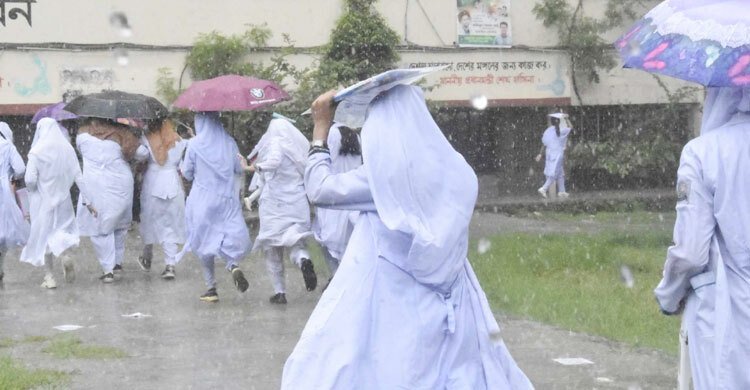 বৃষ্টিতে কেন্দ্রে যেতে এইচএসসি পরীক্ষার্থীদের ভোগান্তি