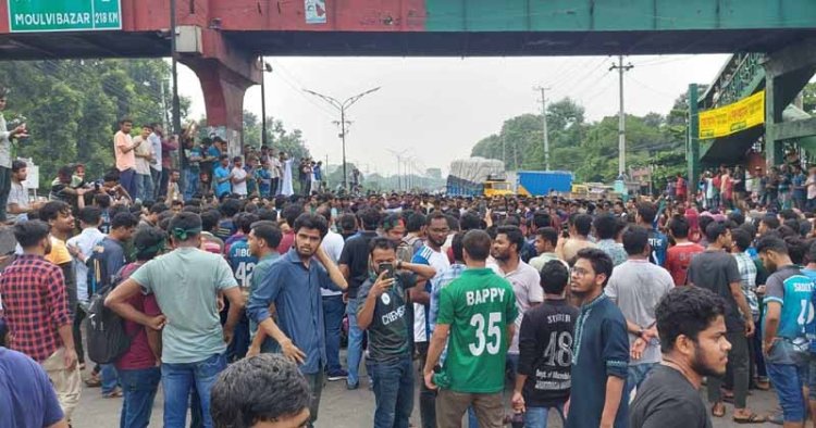 পুলিশের বাধা উপেক্ষা করে ঢাকা-আরিচা মহাসড়কে জাবি শিক্ষার্থীরা