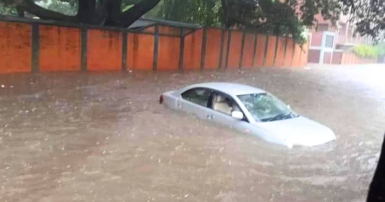 সকাল থেকেই রাজধানীতে তুমুল বৃষ্টি, রাস্তায় জমেছে পানি