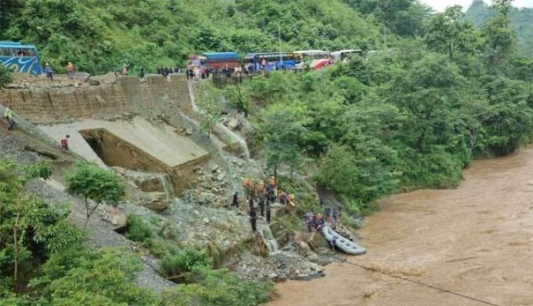 নেপালে ভূমিধসে দুই বাস নদীতে, নিখোঁজ ৬০