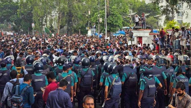 ব্যারিকেড ভেঙে বঙ্গভবন অভিমুখে শিক্ষার্থীরা