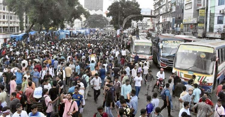  গুলিস্তানে অবরোধে যান চলাচল বন্ধ