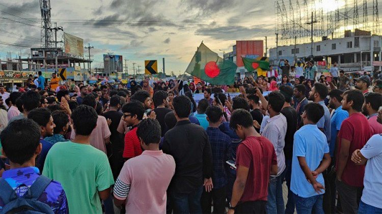 ঢাকা-খুলনা মহাসড়ক অবরোধ খুবি-কুয়েট শিক্ষার্থীদের