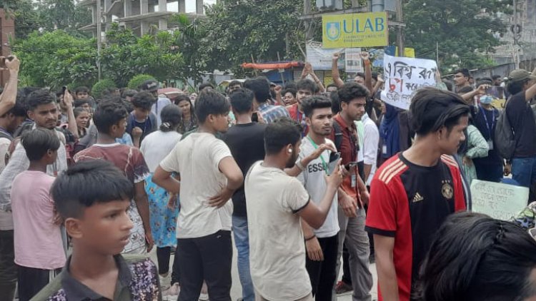 গাবতলী-সদরঘাট বেরীবাঁধ সড়কে বেসরকারি বিশ্ববিদ্যালয়ের শিক্ষার্থীদের অবস্থান 