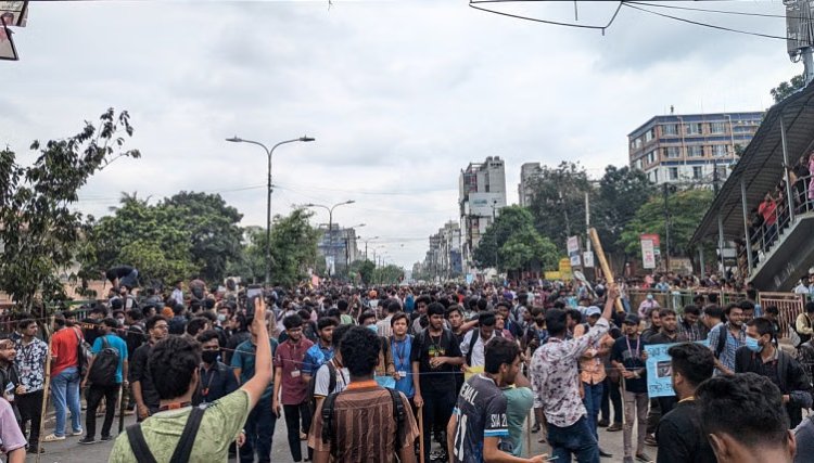 নতুনবাজারে ৩ বেসরকারি বিশ্ববিদ্যালয় শিক্ষার্থীদের সঙ্গে ছাত্রলীগের ধাওয়া-পাল্টা ধাওয়া