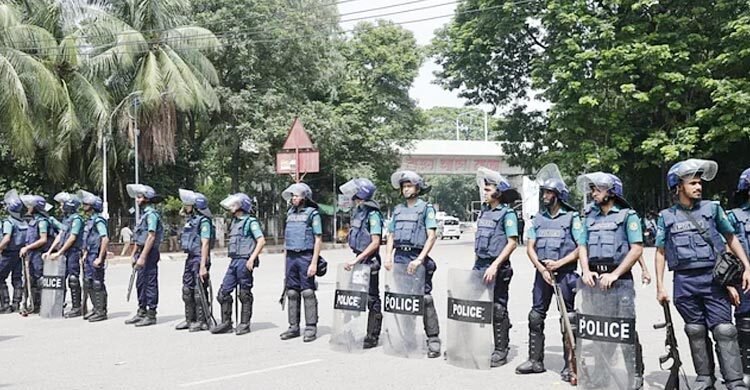  শাহবাগ-টিএসসিতে নিরাপত্তা জোরদার, যানবাহন না চলায় দুর্ভোগ