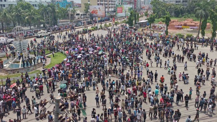 কমপ্লিট শাটডাউনে খুলনার সড়কে শিক্ষার্থীরা, শিববাড়ি অবরোধ 