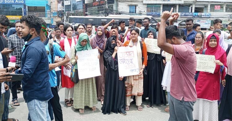 খুলনার শিববাড়ি মোড়ে অবস্থান নিয়েছেন ছাত্ররা