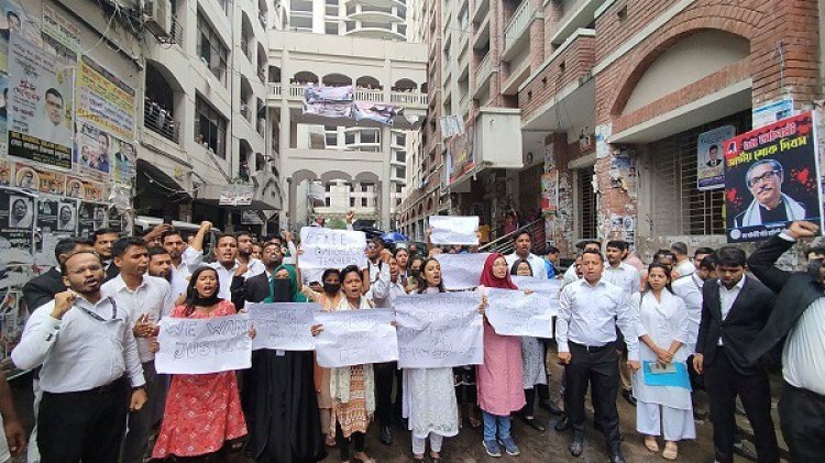 ‘উই ওয়ান্ট জাস্টিস’ স্লোগানে মুখরিত ঢাকার আদালত