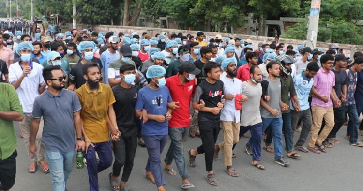 রাজশাহীতে মহাসড়ক অবরোধ করে শিক্ষার্থীদের বিক্ষোভ