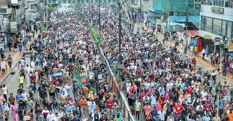  শহীদ মিনার অভিমুখে শিক্ষার্থীরা