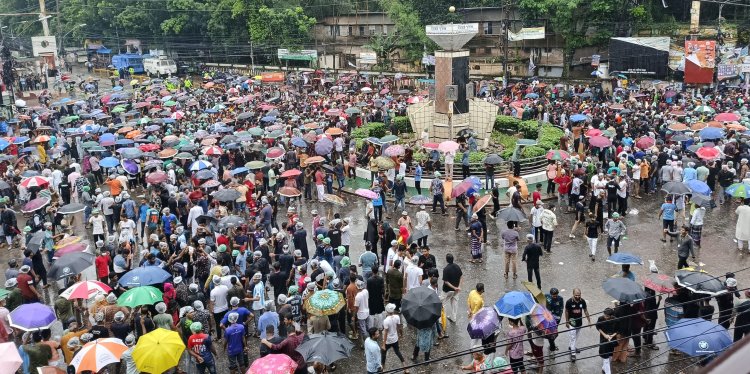 বগুড়ায় গুলি ও বৃষ্টি উপেক্ষা করে শিক্ষার্থীদের বিক্ষোভ