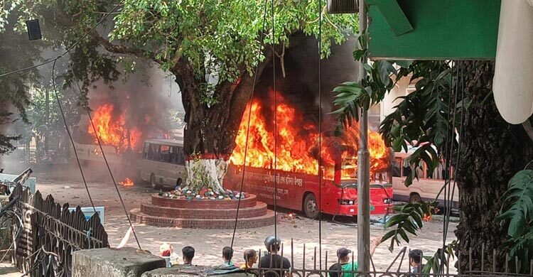  বঙ্গবন্ধু মেডিকেলে গাড়িতে আগুন, যেতে পারছে না ফায়ার সার্ভিস