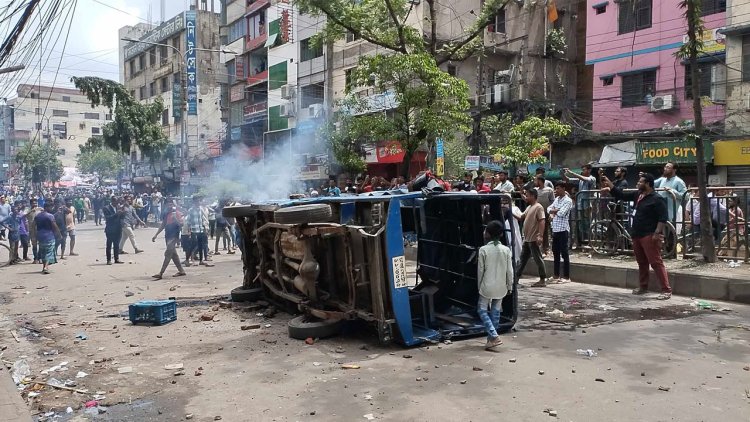 সিএমএম আদালতের প্রধান ফটক ভাঙার চেষ্টা, পুলিশের গাড়িতে আগুন