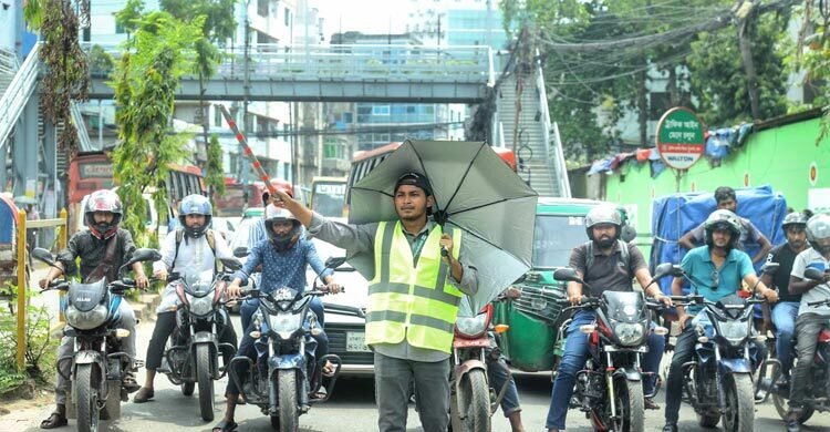  ট্রাফিক পুলিশকে সহযোগিতা করতে আজও সড়কে শিক্ষার্থীরা