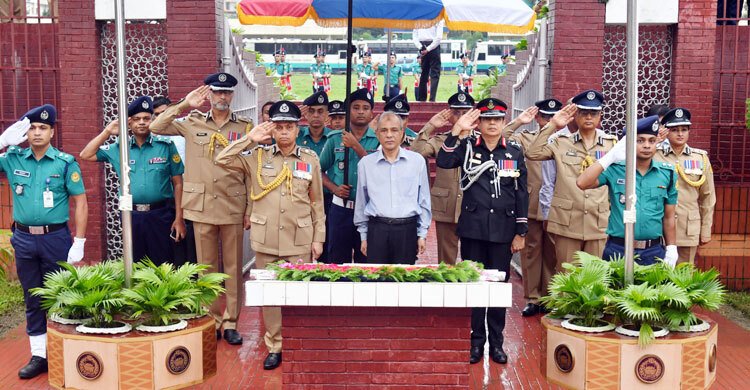 রাজারবাগ পুলিশ স্মৃতিসৌধে শ্রদ্ধা জানালেন স্বরাষ্ট্র উপদেষ্টা