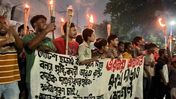 পূর্ব ঘোষণা ছাড়াই বাঁধ খুলে দেওয়ার প্রতিবাদে ঢাবিতে মশাল মিছিল