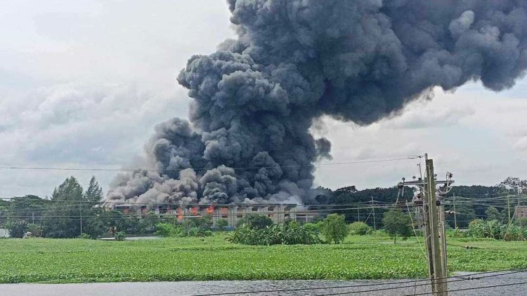 কুমিল্লায় প্রাণ-আরএফএল গুদামে আগুন