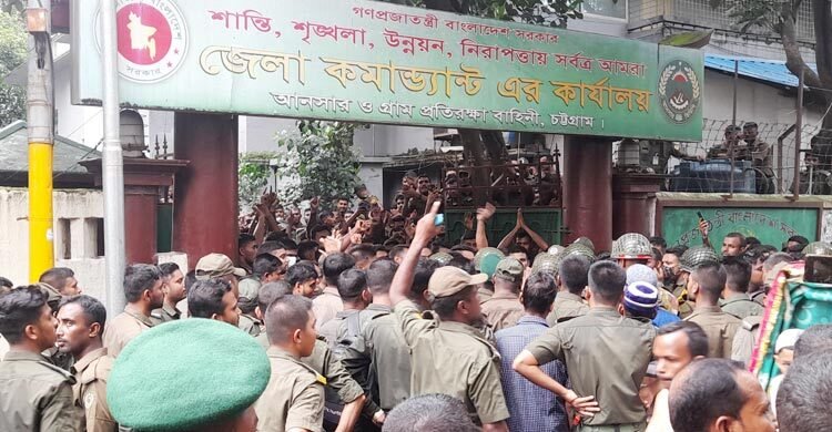 চাকরি জাতীয়করণের দাবিতে আনসার সদস্যদের বিক্ষোভ