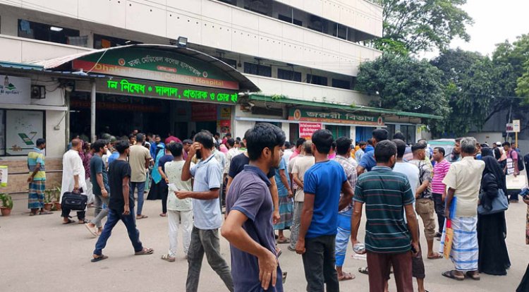 ঢামেকে কর্মবিরতিতে ইন্টার্ন চিকিৎসকরা, জরুরি বিভাগে সেবা বন্ধ