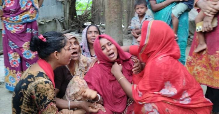 মক্তব থেকে ফেরার পথে মাইক্রোবাসের ধাক্কায় ৪ শিশু নিহত