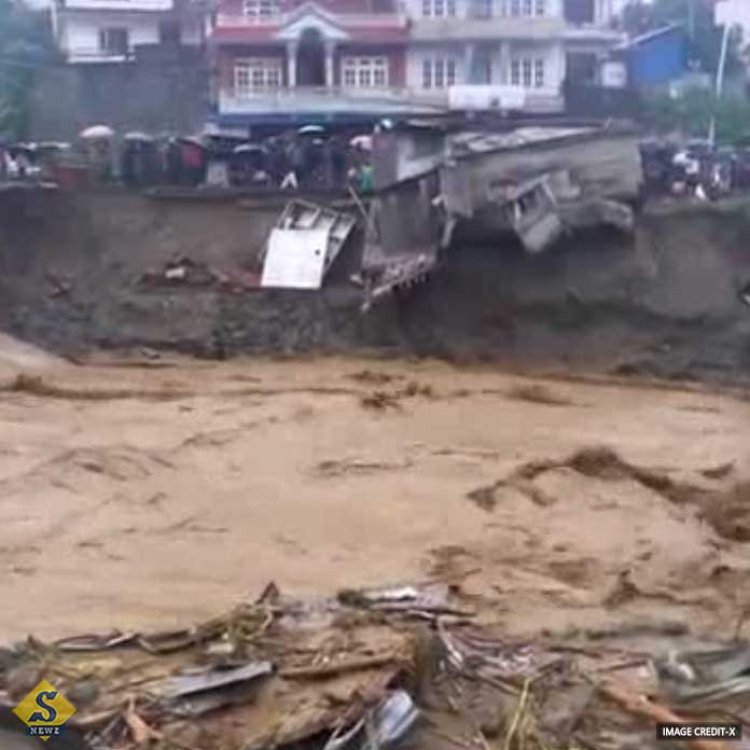 কাঠমান্ডুর হাইওয়েতে ধস, গাড়ি চাপা পড়ে নিহত ৩৫