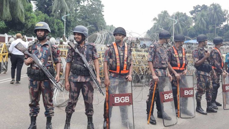 বঙ্গভবনের সামনে দুই প্লাটুন বিজিবি সদস্য মোতায়েন