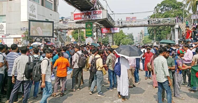  ৭ কলেজের শিক্ষার্থীদের ফের সায়েন্সল্যাব মোড় অবরোধ, যান চলাচল বন্ধ