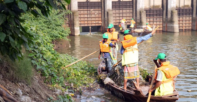  জাতীয় যুব দিবসে রামপুরা খাল পরিষ্কার অভিযানে ডিএনসিসি