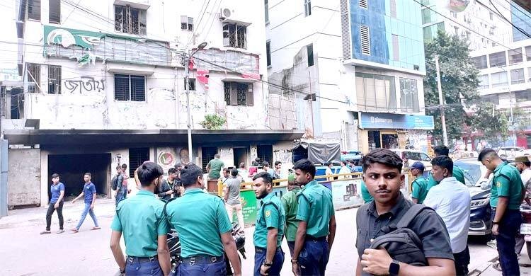  জাতীয় পার্টি অফিসের সামনে বাড়তি পুলিশ, নেই কোনো নেতাকর্মী