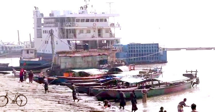  ৩৫ ঘণ্টাতেও চালু হয়নি আরিচা-কাজিরহাট নৌরুট