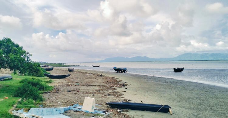  রাখাইনের বোমার শব্দে কাঁপছে টেকনাফ সীমান্ত