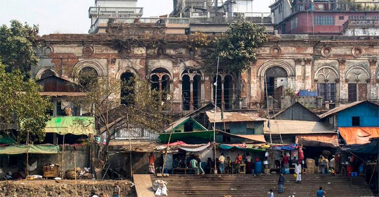 পুরান ঢাকায় ভবন ভাঙা-গড়া নিয়ে জটিলতা, ঝুঁকি নিয়ে বসবাস