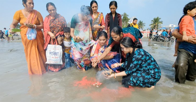 সমুদ্রস্নানের মধ্য দিয়ে কুয়াকাটায় শেষ হলো রাসলীলা