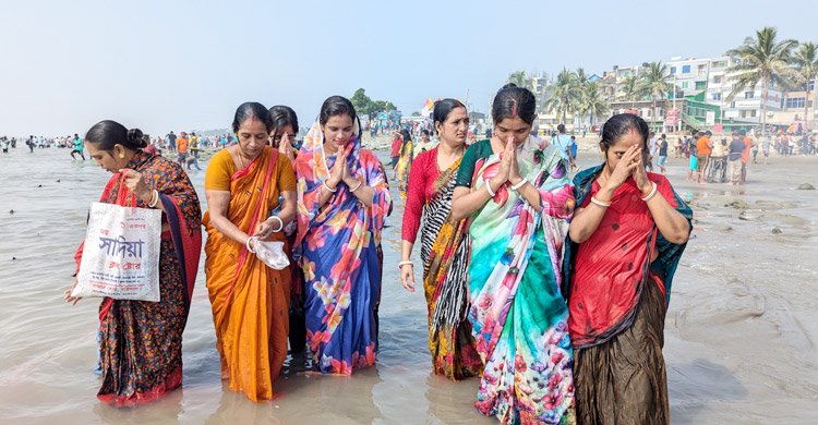 সমুদ্রস্নানের মধ্য দিয়ে কুয়াকাটায় শেষ হলো রাসলীলা