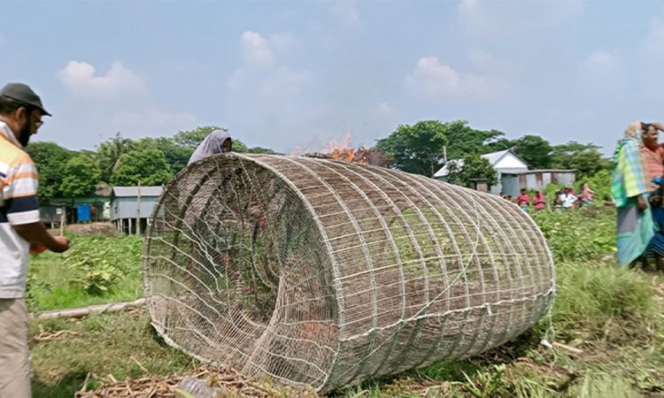 শুধু জেলেরাই পাতেন না নিষিদ্ধ জাল, আছে পুলিশ প্রশাসনও