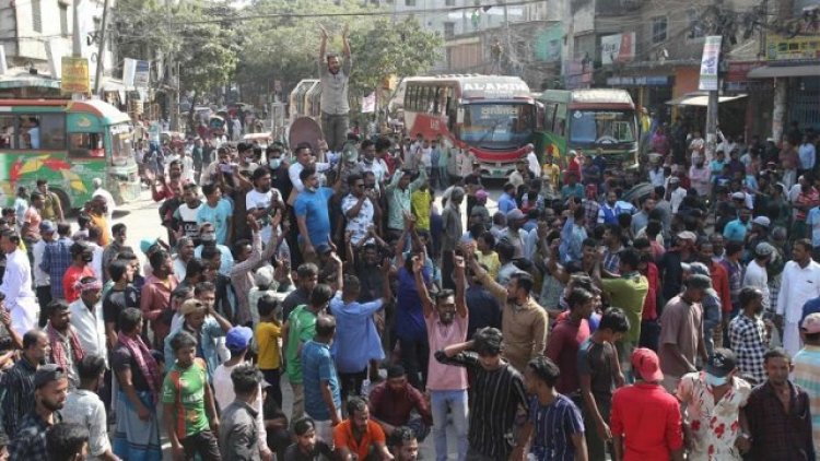 রাজধানীতে ব্যাটারিচালিত রিকশা চালকদের সড়ক অবরোধ